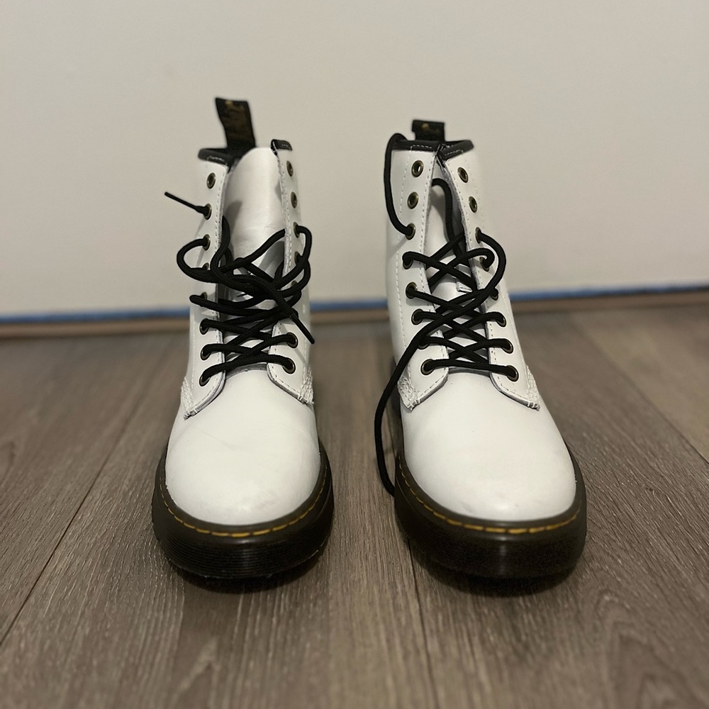 DR. MARTENS 1460 SMOOTH LEATHER LACE UP BOOTS